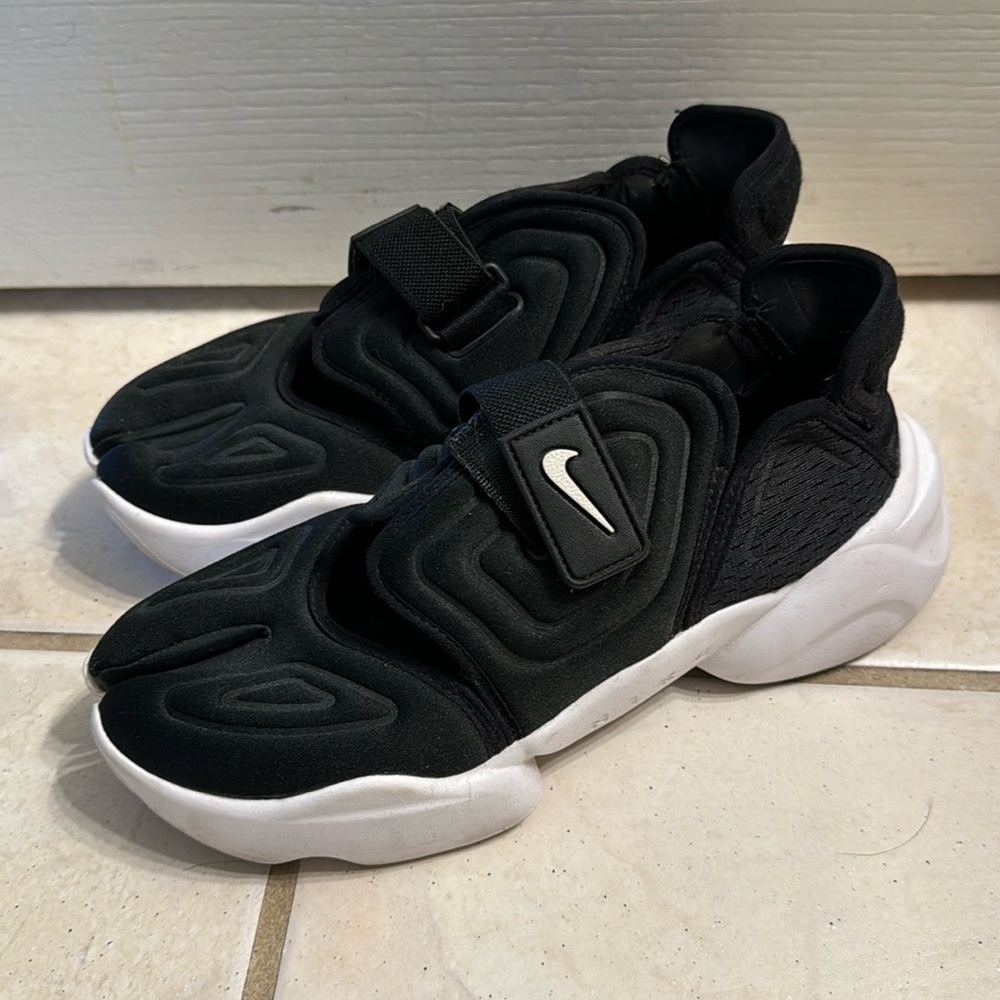 Women’s Aqua Rift Black and White Shoe size 9